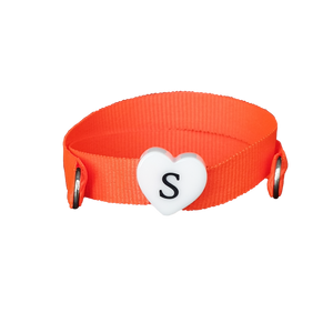 BRACCIALE ARANCIONE FLUO CUORE BIANCO INIZIALE NERA