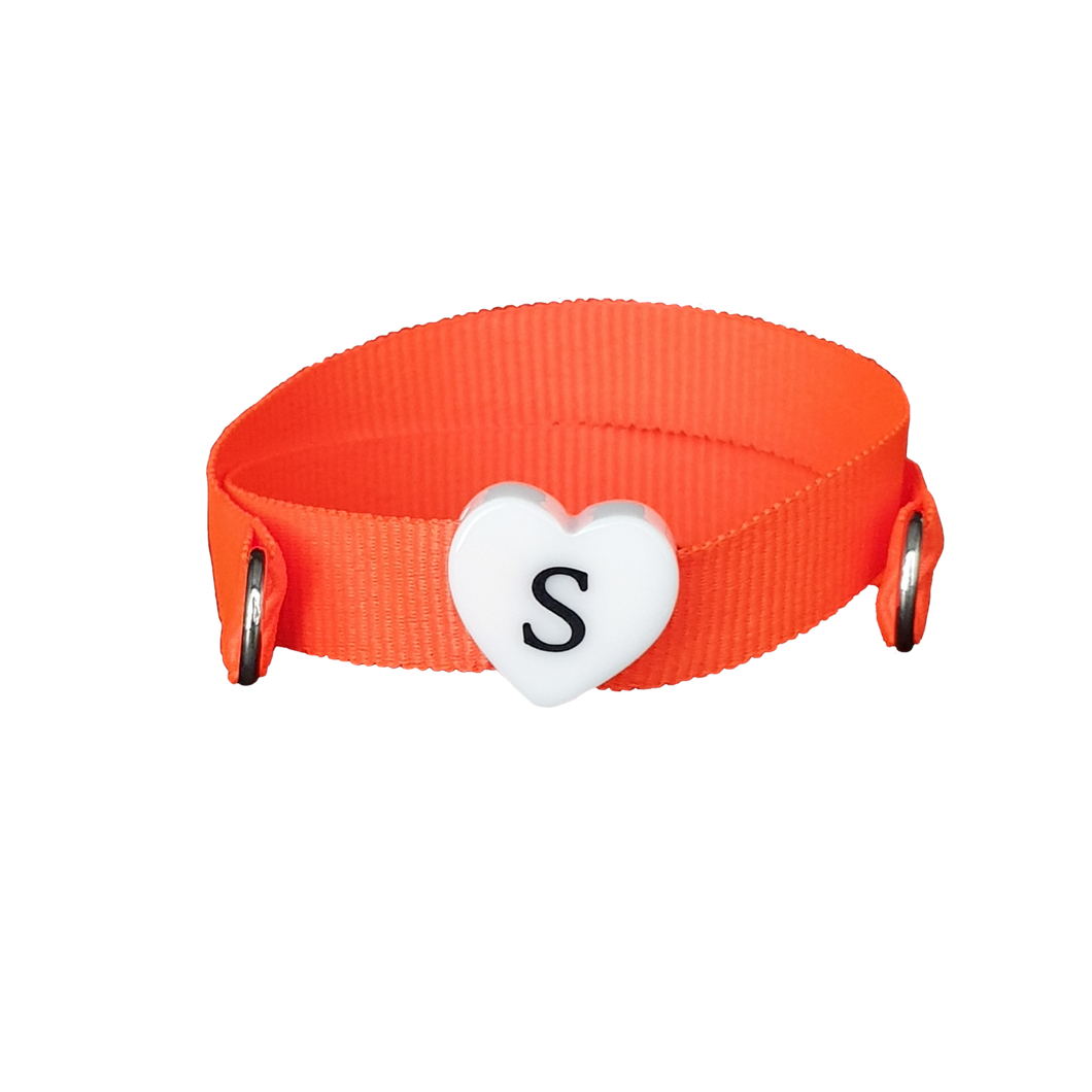 BRACCIALE ARANCIONE FLUO CUORE BIANCO INIZIALE NERA