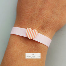 Carica l&#39;immagine nel visualizzatore di Gallery, BRACCIALE GEOMETRIC ROSA DOUBLE FACE CON CHARM CUORE ROSA INCISO RIGHE
